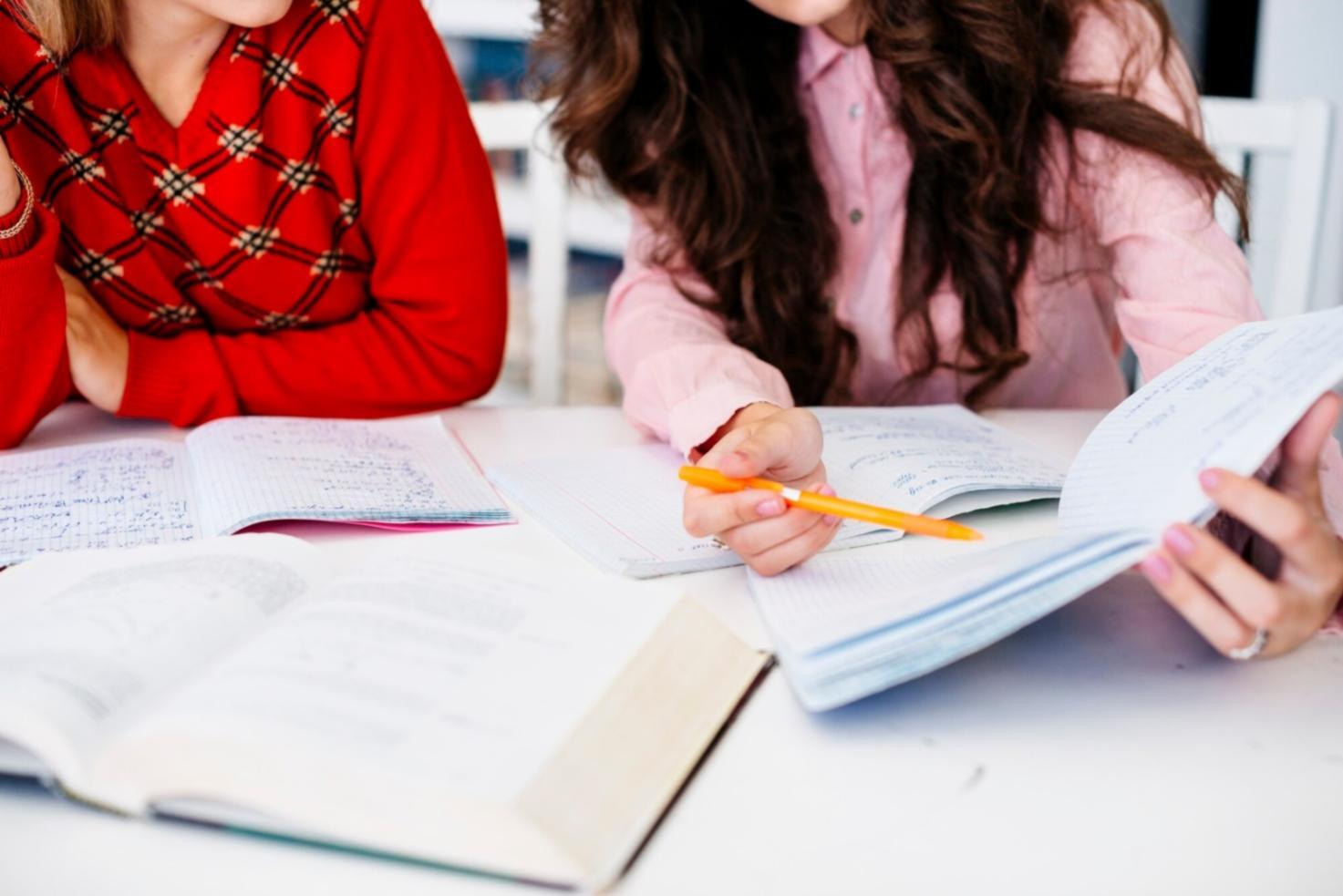 Equipo de formadores especializados en ratios financieros desarrollando contenido educativo