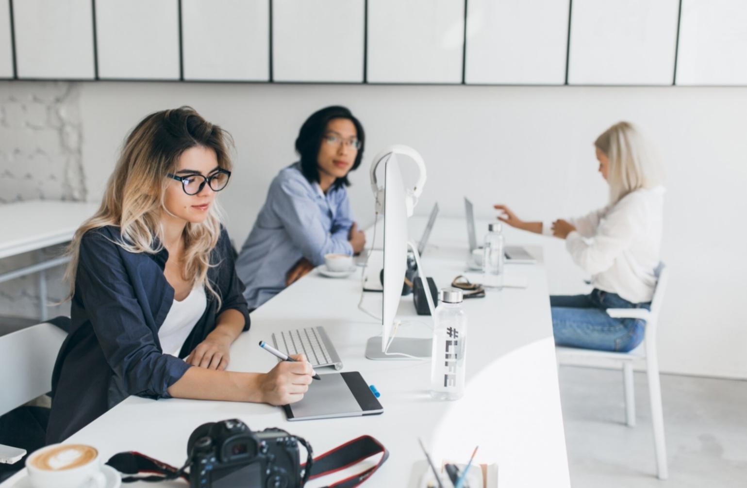 Profesionales colaborando en análisis financiero durante sesión de formación