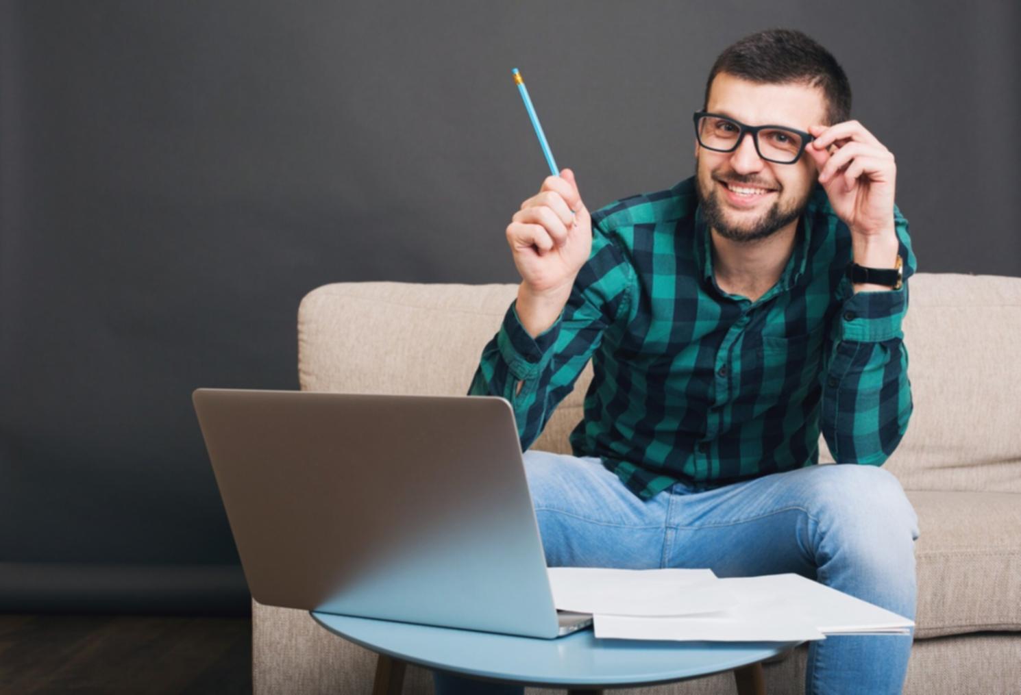 Profesional analizando ratios financieros en pantalla